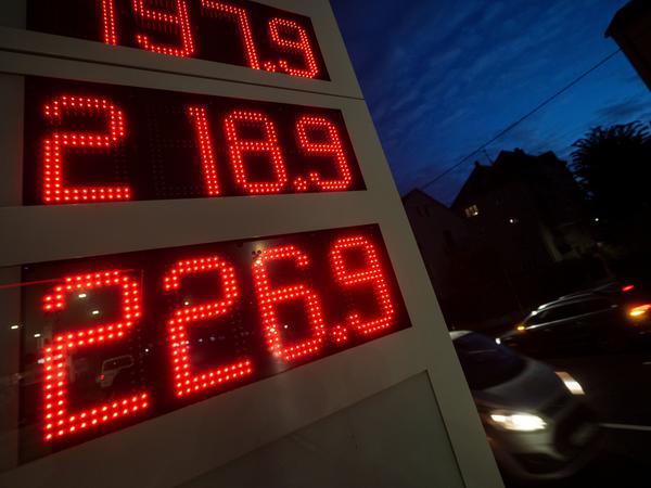 Die Anzeige einer Tankstelle zeigt Kraftstoffpreise an. 2022 war Sprit teurer als je zuvor.