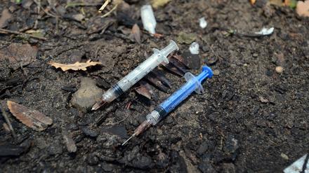 Benutzte Spritzen eines Drogenkonsumenten in einer Berliner Parkanlage.
