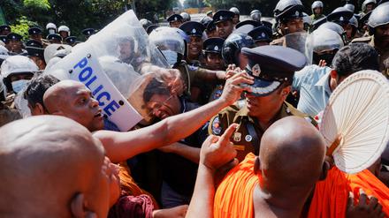 Noch nie zählten die Autorinnen und Autoren der Studie mehr Protestevents: Im Bild protestieren buddhistische Mönche in Sri Lanka gegen einen neuen Verfassungszusatz.