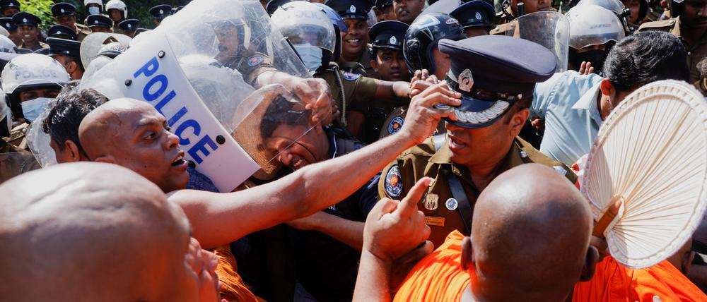 Noch nie zählten die Autorinnen und Autoren der Studie mehr Protestevents: Im Bild protestieren buddhistische Mönche in Sri Lanka gegen einen neuen Verfassungszusatz.