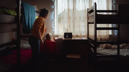 Die Sozialarbeiterin Oksana Zavadskyi in einem Kinderheim in Serednje in der Ukraine.
