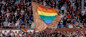 Bei Vereinen wie St. Pauli wird im Stadion die Regenbogenflagge geschwenkt. 
