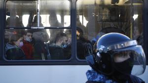 Sankt Petersburg, März 2022. Demonstranten gegen den Krieg werden von der Polizei abtransporiert. Valentin Yegorshin/TASS PUBLICATIONxINxGERxAUTxONLY TS126C9A 