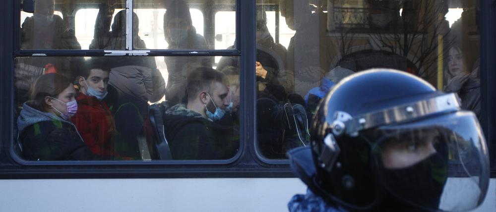 Sankt Petersburg, März 2022. Demonstranten gegen den Krieg werden von der Polizei abtransporiert. Valentin Yegorshin/TASS PUBLICATIONxINxGERxAUTxONLY TS126C9A 