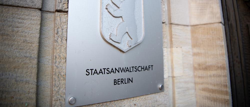 ARCHIV - 08.10.2018, Berlin: Das Schild mit der Aufschrift «Staatsanwaltschaft Berlin» am Eingang des Gerichts in Moabit. (zu dpa: «756 Intensivtäter und junge Wiederholungstäter in Berlin registriert») Foto: Fabian Sommer/dpa +++ dpa-Bildfunk +++