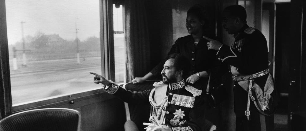 Kaiser Haile Selassie mit seinem Sohn, Prinz Makonnen, und seiner Schwiegertochter, Prinzessin Sara, im Sonderzug auf dem Weg nach Bonn.