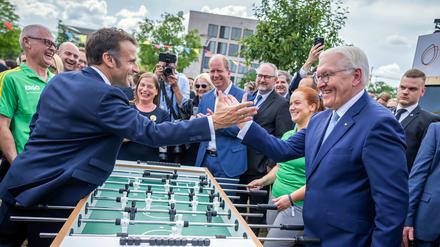 Frankreichs Staatschef Emmanuel Macron (links) und Bundespräsident Frank-Walter Steinmeier zeigten sich am Sonntag beim Bürgerfest an einem Tischkicker. 
