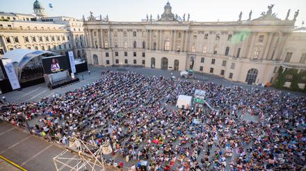 Das Publikum ist wieder da: 33.000 Zuschauer:innen kamen am vergangenen Wochenende zu den beiden „Staatsoper für alle“-Abenden auf dem Bebelplatz. 
