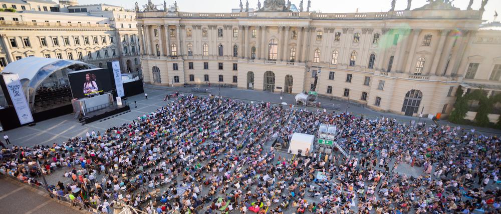 Das Publikum ist wieder da: 33.000 Zuschauer:innen kamen am vergangenen Wochenende zu den beiden „Staatsoper für alle“-Abenden auf dem Bebelplatz. 