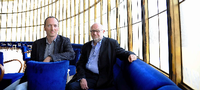Cheftechniker Hans Hoffmann (links) und Jürgen Flimm, Intendant der Staatsoper Berlin, ermöglichten uns einen Blick hinter die Kulissen der Staatsoper im Schillertheater ein Jahr nach dem Umzug.