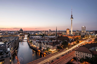 Stadt von Welt: Der Fernsehturm am Alexanderplatz in Berlin.