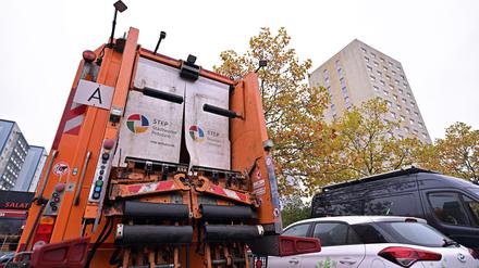 Ein Müllfahrzeug der Stadtentsorgung Potsdam (Step) im Einsatz. Nächstes Jahr steigen die Gebühren für die Abfuhr von Abfällen.