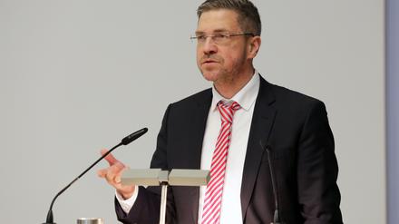 Oberbürgermeister Mike Schubert, SPD, vor den Stadtverordneten.