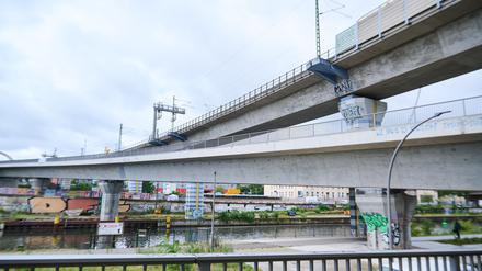 Zwischen den S-Bahn-Linien Westhafen und Wedding führt die noch unbefahrene Brücke über den Nordhafen. Der erste Streckenabschnitt der neuen City-S-Bahn (S 15) sollte nach dem letzten Planungsstand im Dezember 2023 in Betrieb genommen werden.