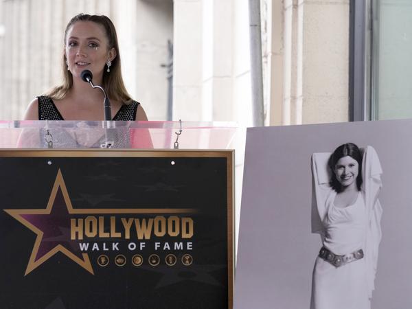 Billie Lourd, Tochter der verstorbenen Schauspielerin Carrie Fisher, spricht bei einer Zeremonie, bei der ihre Mutter posthum mit einem Stern auf dem Hollywood Walk of Fame in Los Angeles geehrt wird. 
