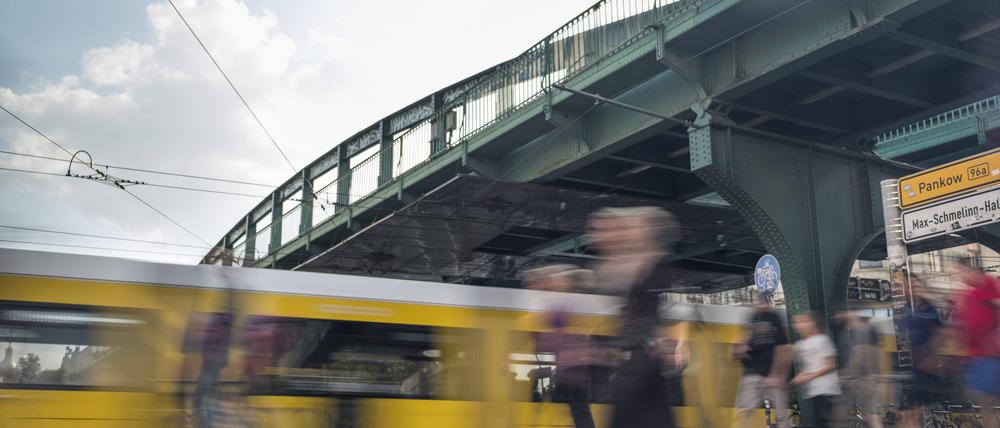 In Berlin-Mitte wurde am Freitagnachmittag ein Fußgänger von einer Tram angefahren.