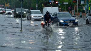 Überflutet. Starkregen hatte am Mittwochnachmittag die Zeppelinstraße in Potsdam unter Wasser gesetzt.