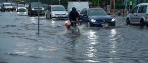 Überflutet. Starkregen hatte am Mittwochnachmittag die Zeppelinstraße in Potsdam unter Wasser gesetzt.