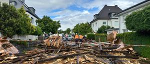 Ein heftiger Starkwind hat am Mittwochnachmittag in Hagen zahlreiche Dächer beschädigt und Bäume umgeweht. 