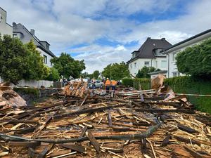 Ein heftiger Starkwind hat am Mittwochnachmittag in Hagen zahlreiche Dächer beschädigt und Bäume umgeweht. 