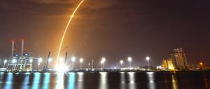 Eine SpaceX Falcon 9 Rakete mit 52 Starlink-Satelliten an Bord hebt vom Kennedy Space Center ab.