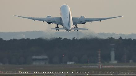 Eine Passagiermaschine startet vom Flughafen Frankfurt. (Symbolbild)