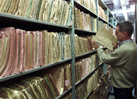 „Eine inoffizielle Mitarbeit für die Stasi ist in den Unterlagen dokumentiert, die der Person Maik Uwe Hinkel zuzuordnen sind“, heißt es bei der Stasi-Unterlagen-Behörde.