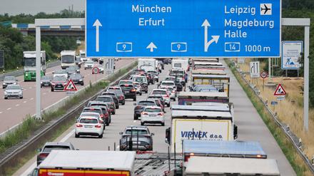 Lkw und Pkw stauen sich auf der A9 in Richtung München. 