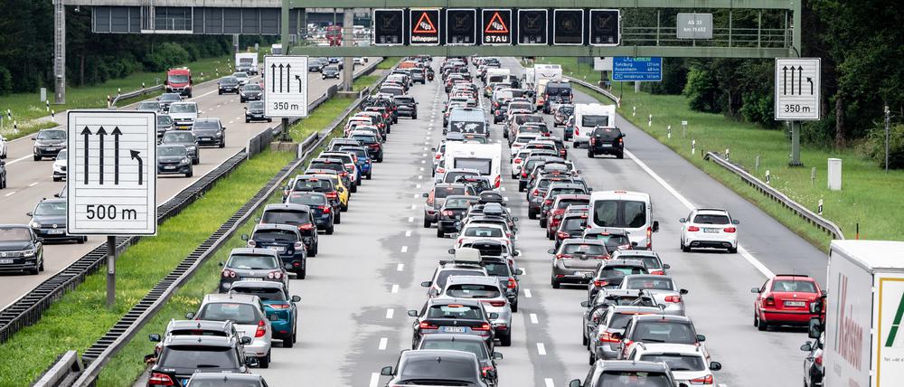 Stau auf der Autobahn: Mit Künstlicher Intelligenz will die Autobahngesellschaft für weniger Staus und mehr Verkehrssicherheit sorgen. 