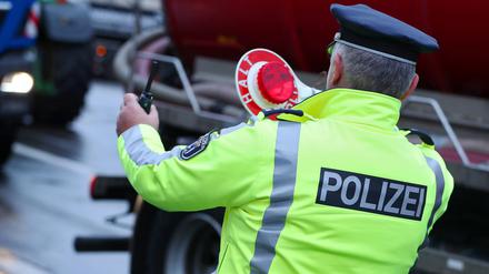Polizisten in gelber Leuchtjacke bei einer Verkehrskontrolle Berlin. (Symbolbild)