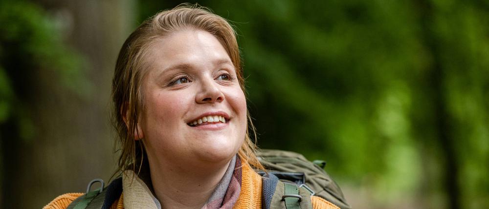 Stefanie Reinsperger spielt die junge Försterin Jana Doussière in dem ARD-Film „Die Großstadtförsterin“.