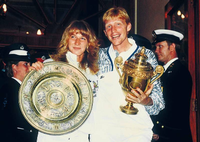Deutsches Traumpaar: Steffi Graf und Boris Becker strahlten 1989 mit ihren Siegertrophäen um die Wette. Becker holte danach in Wimbledon nie wieder den Titel, Graf gelang das immerhin noch fünfmal.