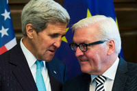 Der amerikanische Außenminister John Kerry und sein deutscher Kollege Frank-Walter Steinmeier (SPD) würden die Verhandlungen über eine politische Lösung des Syrien-Konflikts gerne wieder in Gang bringen. Das Foto zeigt die beiden Minister zu Beginn ihres Treffens in der Villa Borsig in Berlin.