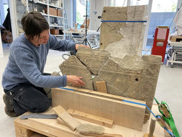 Steinrestauratorin Katrin Haug stabilisiert Teile des Sargdeckels des Nehri im Archäologischen Zentrum der Staatlichen Museen zu Berlin.