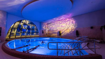 Im Lichtklangraum der Steintherme Bad Belzig können die Gäste ihr Bad mit allen Sinnen genießen.