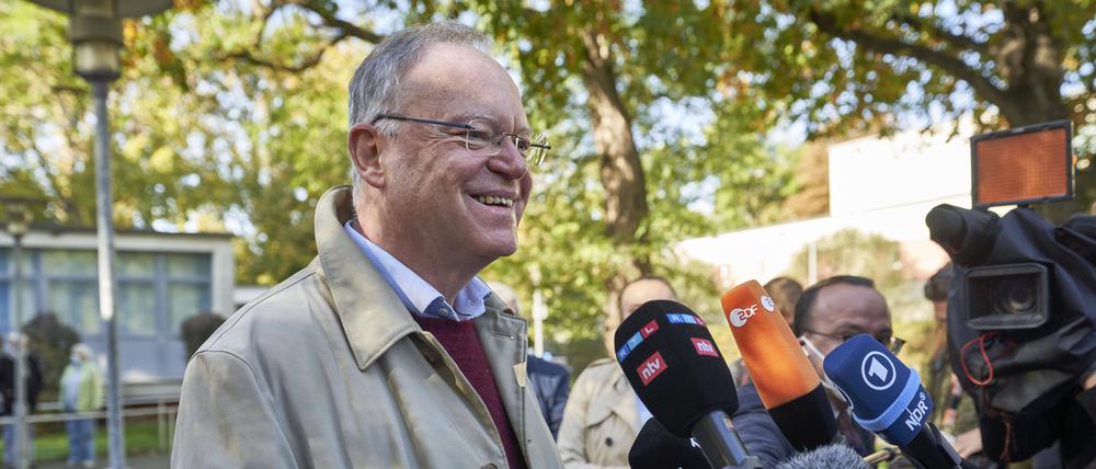Stephan Weil bei der Stimmabgabe zur Landtagswahl 2022 im Wahllokal.