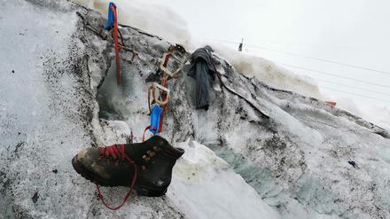 Auf einem Gletscher in der Schweiz sind die sterblichen Überreste eines deutschen Alpinisten gefunden worden. 