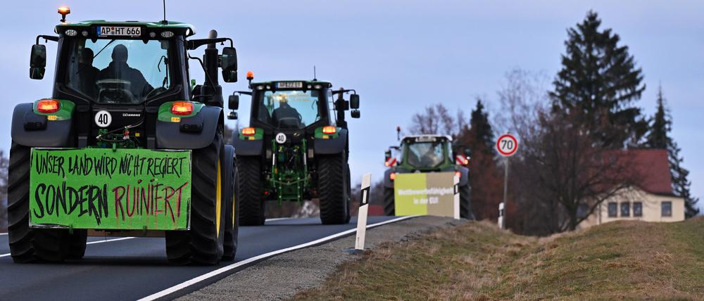 Ein Traktor trägt bei einer Demonstration im thüringischen Frankendorf die Aufschrift „Unser Land wird nicht regiert – sondern ruiniert“.