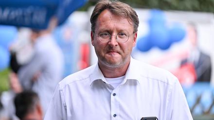 25.06.2023, Thüringen, Sonneberg: Robert Sesselmann (AfD) steht im Graten des Restaurants Frankenbaude bei der AfD-Wahlparty. 