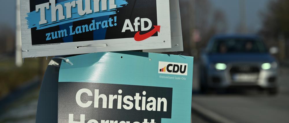 Wahlplakate von AfD und CDU hängen vor der Landratswahl im Saale-Orla-Kreis am 14. Januar am Straßenrand.