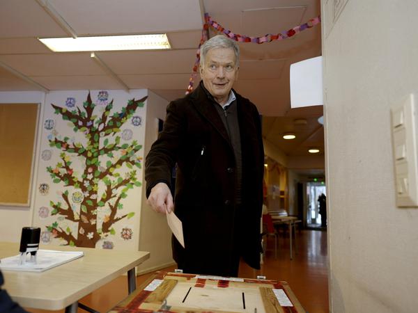 Der bisherige finnische Präsident Sauli Niinistö gibt seine Stimme während der Stichwahl bei den Präsidentschaftswahlen ab. 