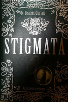 Stigmata ist der Plural von Stigma und bedeutet laut Wikipedia: "Stich-, Punkt-, Wund- oder Brandmal"