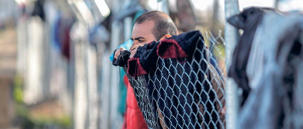 Ein Asylsuchender am Grenzzaun zwischen Griechenland und Mazedonien (Archivbild von 2016).