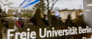ARCHIV - 09.02.2024, Berlin: Eine Israel-Flagge spiegelt sich bei einem stillen Protest einer Initiative für die Sicherheit jüdischer Studierender in einer Scheibe der Freien Universität Berlin. (zu dpa: «FU-Mitglieder kritisieren Debattenkultur im Zusammenhang mit Gazakrieg») Foto: Christoph Soeder/dpa +++ dpa-Bildfunk +++