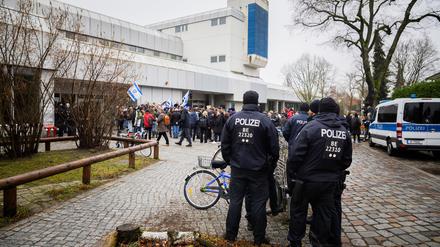 Polizisten sichern einen stillen Protest einer Initiative für die Sicherheit jüdischer Studierender an der Freien Universität Berlin.