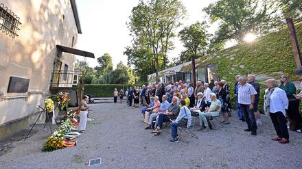 Nach dem stillen Gedenken mit Blumenkränzen in der Leistikowstraße mussten die Gäste zur Villa Lepsius wechseln.