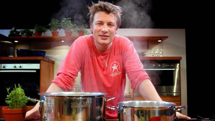 Er kocht und kocht und kocht: Jamie Oliver an den Töpfen im Jahr 2003.