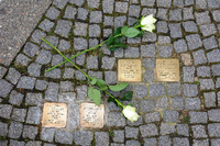 Tafeln für die Familien Brück und Kallmann. Eine erinnert an Martha Kallmann – ihr gehörte an der Dahlmannstraße 1 auch der Süßwarenladen „Kallmanns Süße Ecke“.