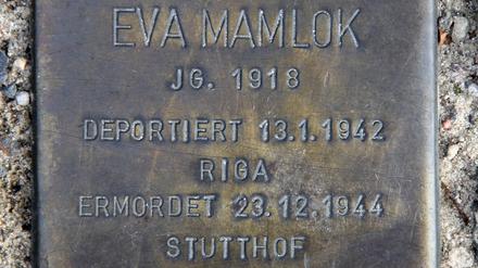 2011 wurde zu Ehren von Eva Mamlok ein Stolperstein in der Neuenburger Straße 1 verlegt. In der Nummer 3 lebte sie zusammen mit ihrer Mutter Martha und ihrer Schwester Hilde Mamlok. 