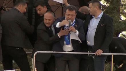 Der Istanbuler Bürgermeister Ekrem Imamoglu wurde auf einer Wahlkampfveranstaltung mit Steinen angegriffen.